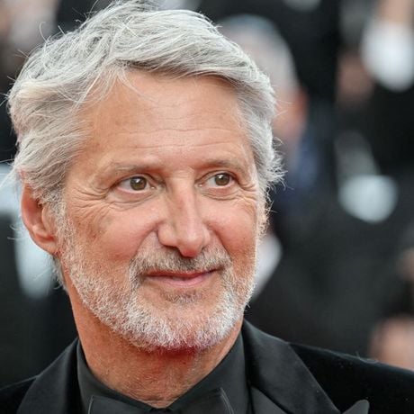 "Je n'ai pas l'impression d'enfreindre une ligne morale" : Antoine de Caunes assume sa fidélité à Canal+ malgré l'arrivée de Vincent Bolloré