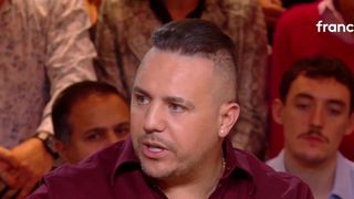 "J’étais dégoûté" : Face à Léa Salamé, Faudel revient sur son passage éclair dans la troupe des Enfoirés, marqué par des blagues racistes
