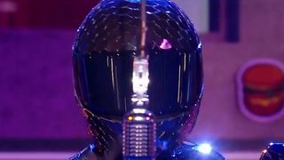 "Mask Singer" 2025 : Qui était l’invité surprise qui se cachait sous le Pilote et a aidé Laurent Ruquier et Chantal Ladesou dans leurs enquêtes ?