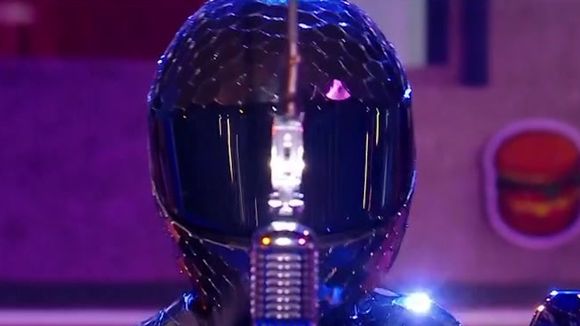 "Mask Singer" 2025 : Qui était l’invité surprise qui se cachait sous le Pilote et a aidé Laurent Ruquier et Chantal Ladesou dans leurs enquêtes ?