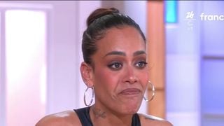 "Oh non, je vous en supplie" : Amel Bent bouleversée en revoyant des images de sa grand-mère disparue dans "C à vous"