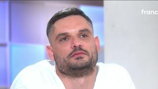 "Ça ne me dérange pas de pleurer" : Florent Manaudou très ému dans "C à vous" en évoquant le parcours "difficile" de sa sœur Laure