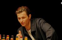 "C à vous" : Raphaël Quenard revient sur son passage dans "Hot Ones".