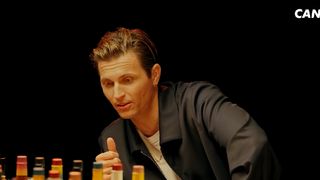 "Ce n'est pas une mascarade" : Raphaël Quenard se confie sur les suites compliquées du tournage de "Hot Ones" sur YouTube