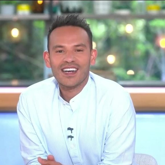 Mohamed Bouhafsi aux commandes de "C à vous" sur France 5.