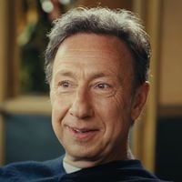 "C'est une première" : Stéphane Bern lance sa chaîne YouTube et invite une star de la plateforme pour l'inaugurer