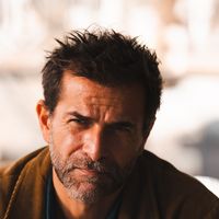 "Ce n'est pas de la fainéantise" : Pourquoi Grégory Fitoussi n'a pas voulu lire les romans de Camilla Läckberg avant de jouer dans "Erica"