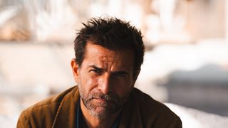 "Ce n'est pas de la fainéantise" : Pourquoi Grégory Fitoussi n'a pas voulu lire les romans de Camilla Läckberg avant de jouer dans "Erica"